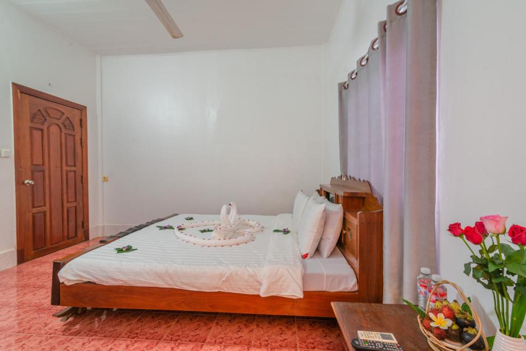 Postel nebo postele na pokoji v ubytování Five Rose Siem Reap Hostel