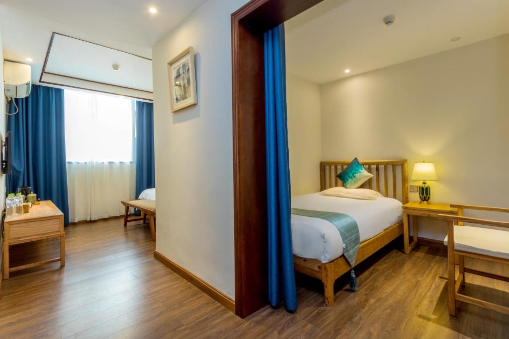 Postel nebo postele na pokoji v ubytování Riverside Inn Guilin Central