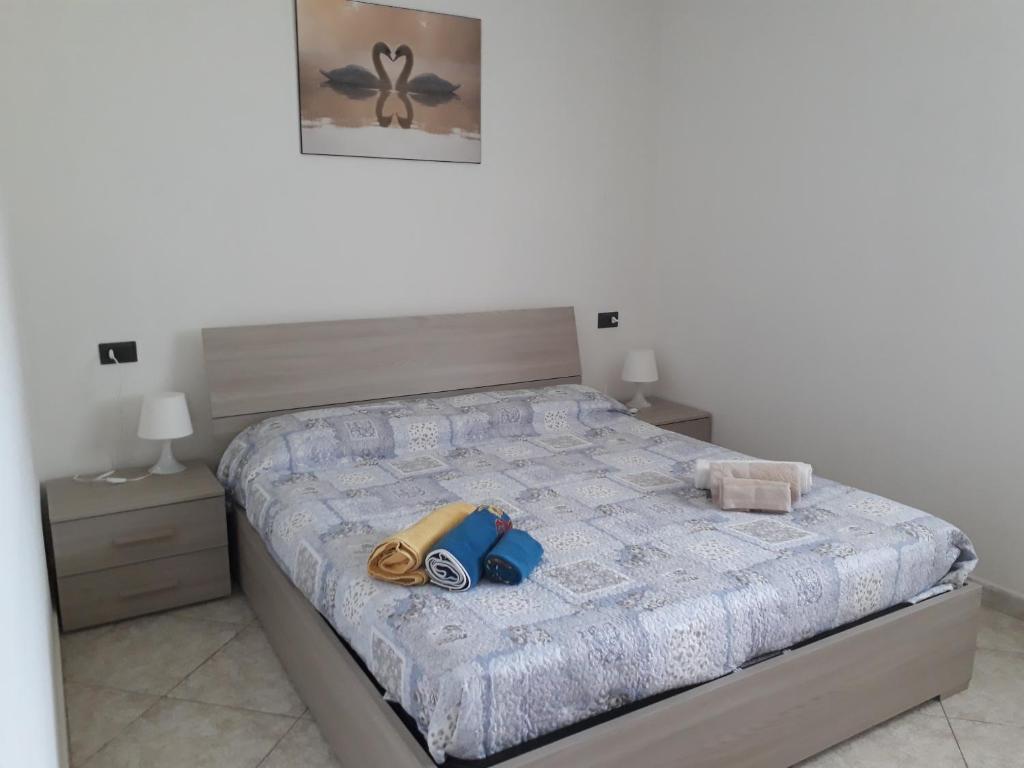 sypialnia z łóżkiem z 2 szafkami nocnymi w obiekcie Casa Simone w mieście Colico