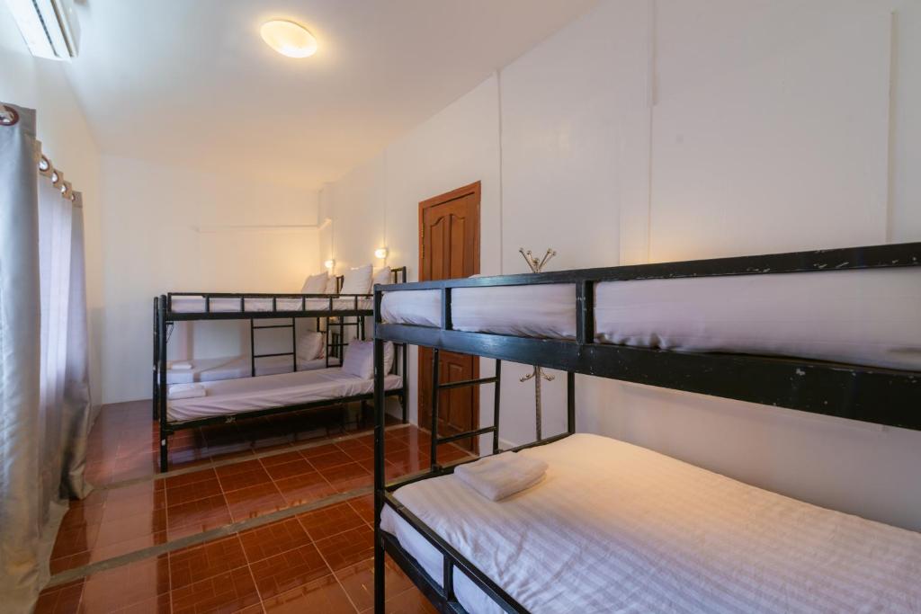 Postel nebo postele na pokoji v ubytování Five Rose Siem Reap Hostel