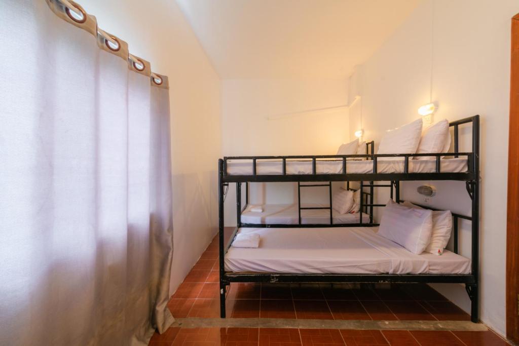 Postel nebo postele na pokoji v ubytování Five Rose Siem Reap Hostel