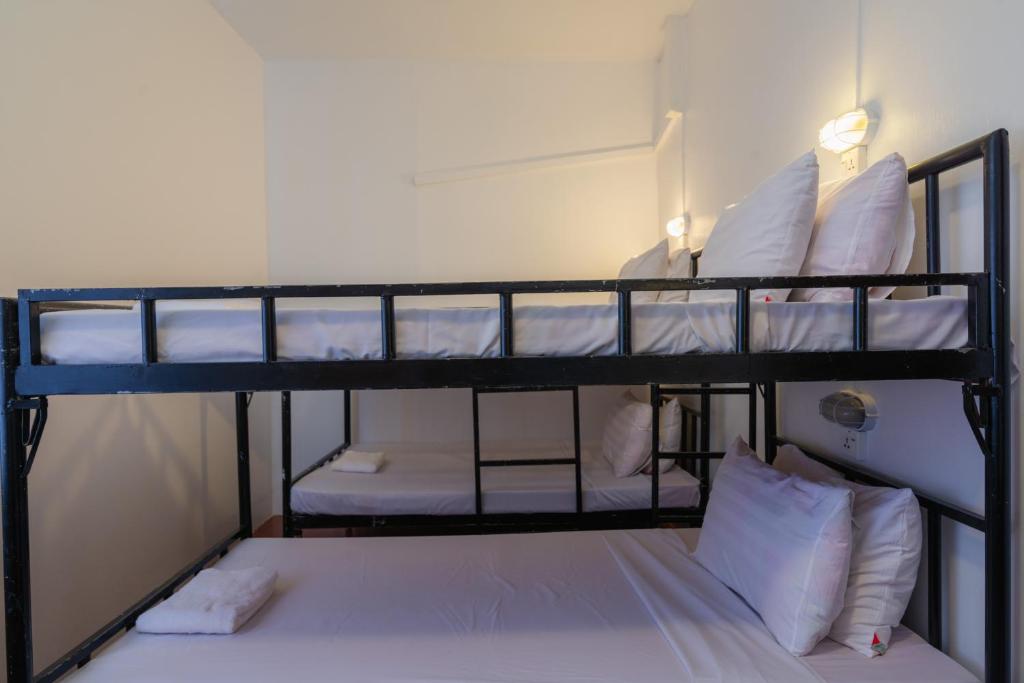 Postel nebo postele na pokoji v ubytování Five Rose Siem Reap Hostel