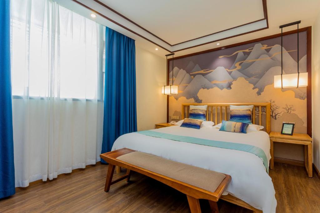 Postel nebo postele na pokoji v ubytování Riverside Inn Guilin Central