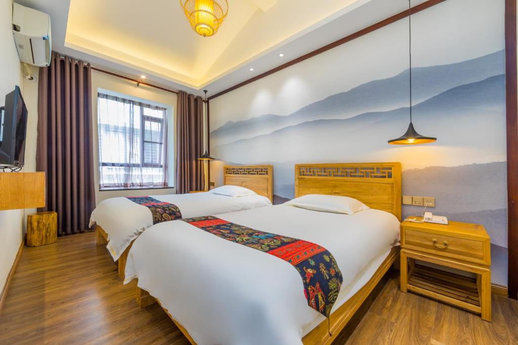 Postel nebo postele na pokoji v ubytování Riverside Inn Guilin Central