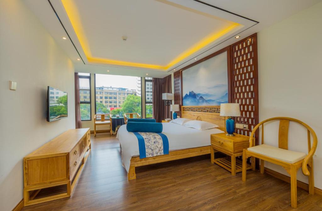 A bed or beds in a room at Riverside Inn Guilin Central