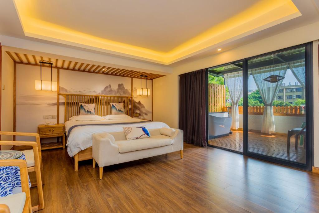 Postel nebo postele na pokoji v ubytování Riverside Inn Guilin Central