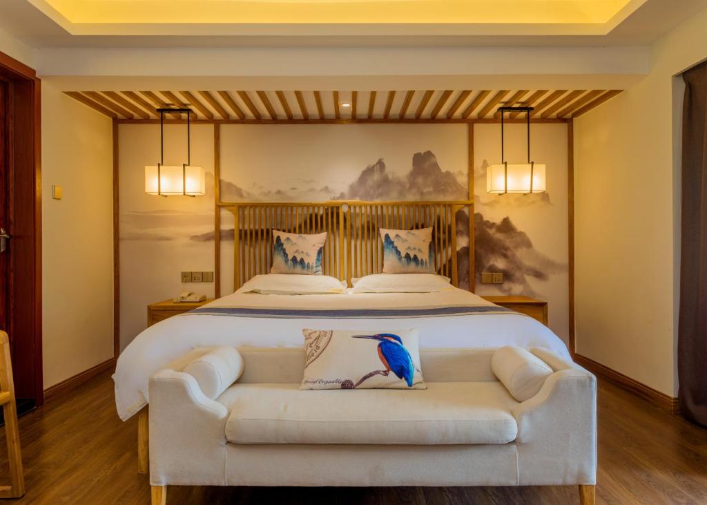 Postel nebo postele na pokoji v ubytování Riverside Inn Guilin Central