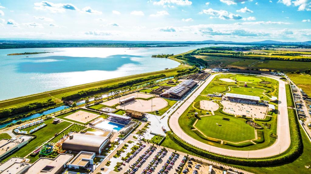 eine Luftansicht eines Parks neben einem Wasserkörper in der Unterkunft X-BIONIC Hotel in Šamorín