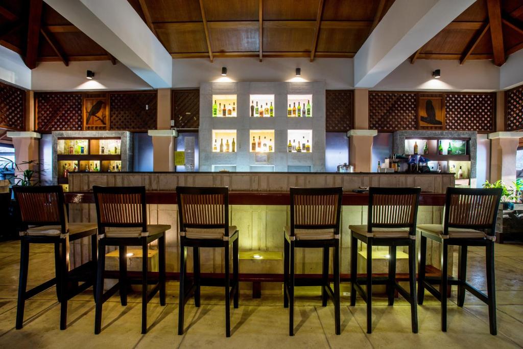 Lounge nebo bar v ubytování Khaolak Merlin Resort