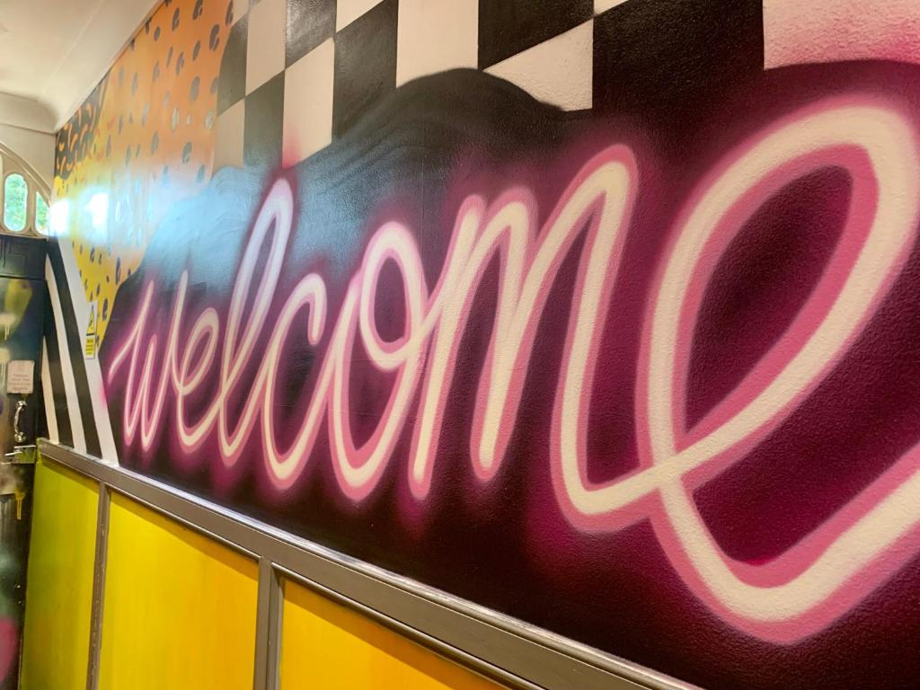 une grande peinture du miloco sur un mur dans l'établissement KX Rooms Kings Cross, à Londres