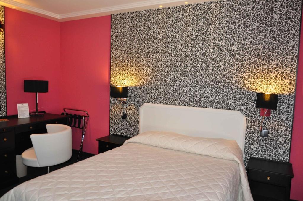 Postel nebo postele na pokoji v ubytování Logis Hôtel Restaurant Le Fruitier