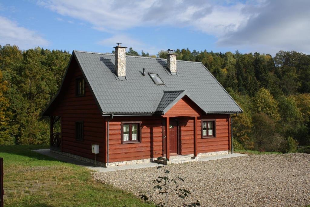 a small wooden cabin with a black roof at Domek Uherce Mineralne in Uherce Mineralne (7)