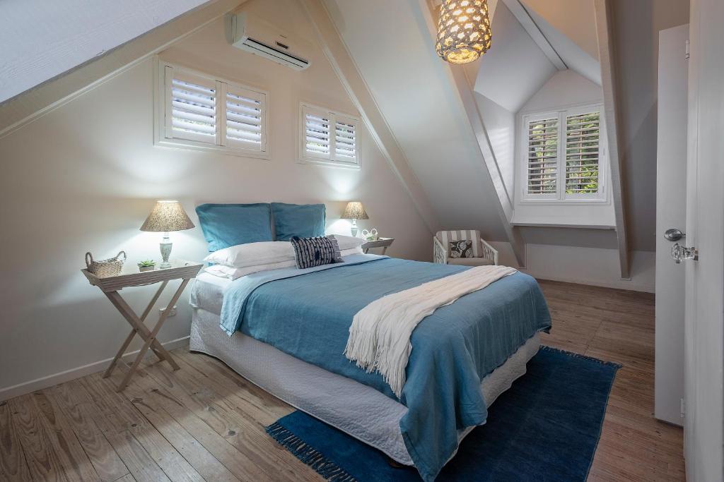 
A bed or beds in a room at Noosa Beach Cottage
