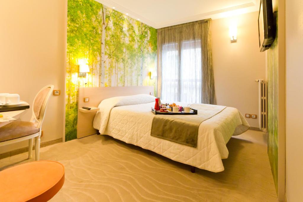 Postel nebo postele na pokoji v ubytování Logis Hôtel Restaurant Le Fruitier