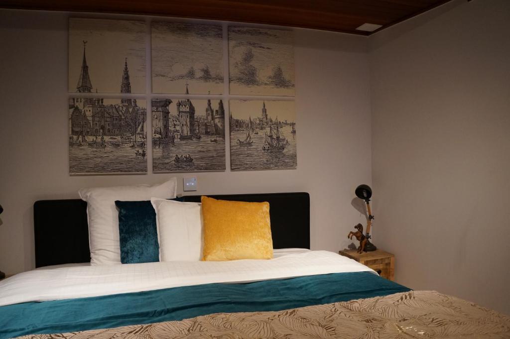 Postel nebo postele na pokoji v ubytování Charming Suites Jan Zonder Vrees