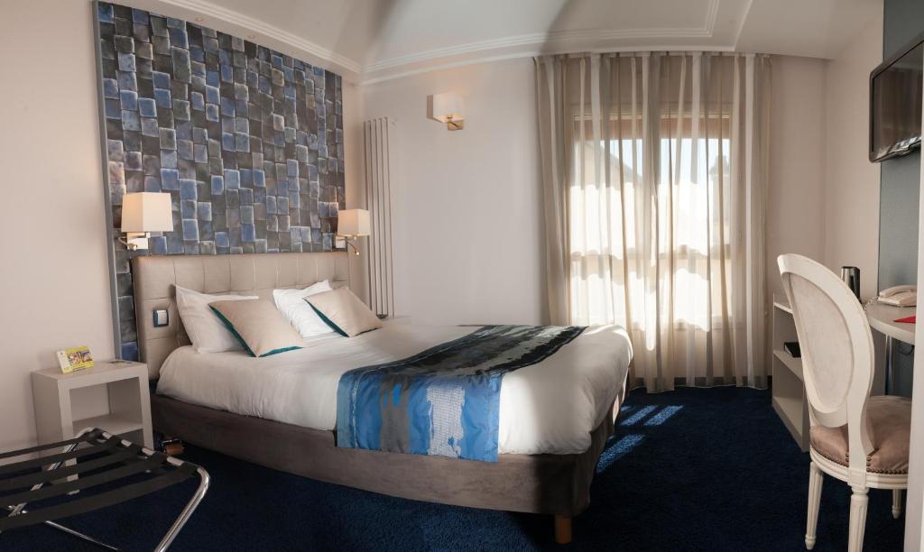 Postel nebo postele na pokoji v ubytování Logis Hôtel Restaurant Le Fruitier