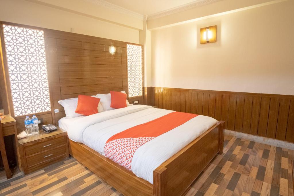Кровать или кровати в номере OYO 304 Hotel Manama