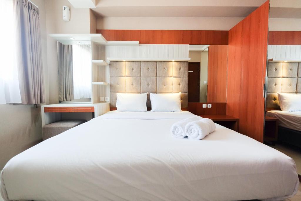 Ένα ή περισσότερα κρεβάτια σε δωμάτιο στο Great Location 1BR Signature Park Grande Apartment By Travelio