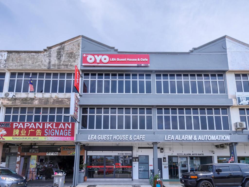 Gallery image of Super OYO 1145 Lea Guest House & Cafe in Lukut