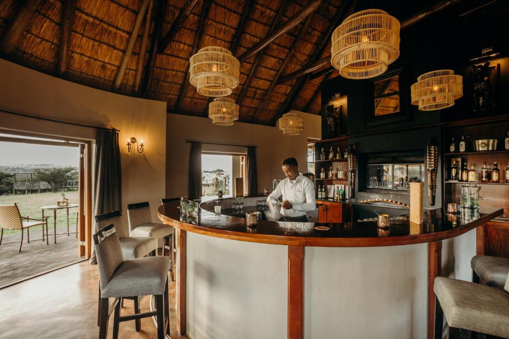 The lounge or bar area at Hlosi Game Lodge - Amakhala Game Reserve