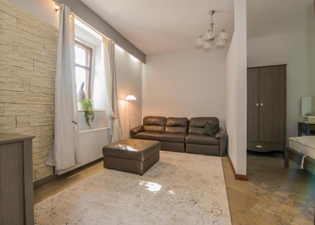 - un salon avec un canapé et une fenêtre dans l'établissement Apartamenty na Warszawskiej, à Sieradz
