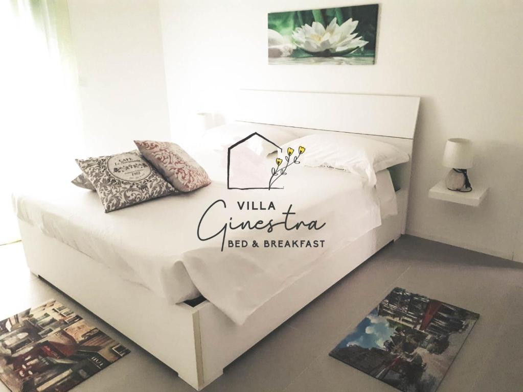 a bedroom with a bed with a sign that reads villa cincinnati just at B&B Villa Ginestra in Pescara