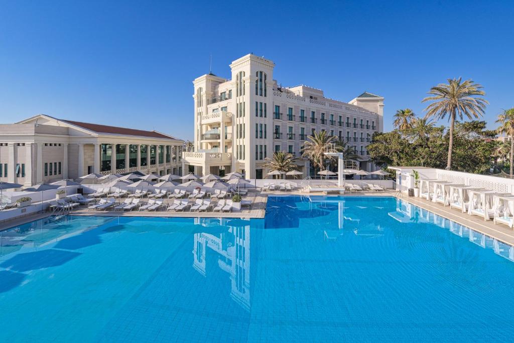 Bazén v ubytovaní Las Arenas Balneario Resort alebo v jeho blízkosti