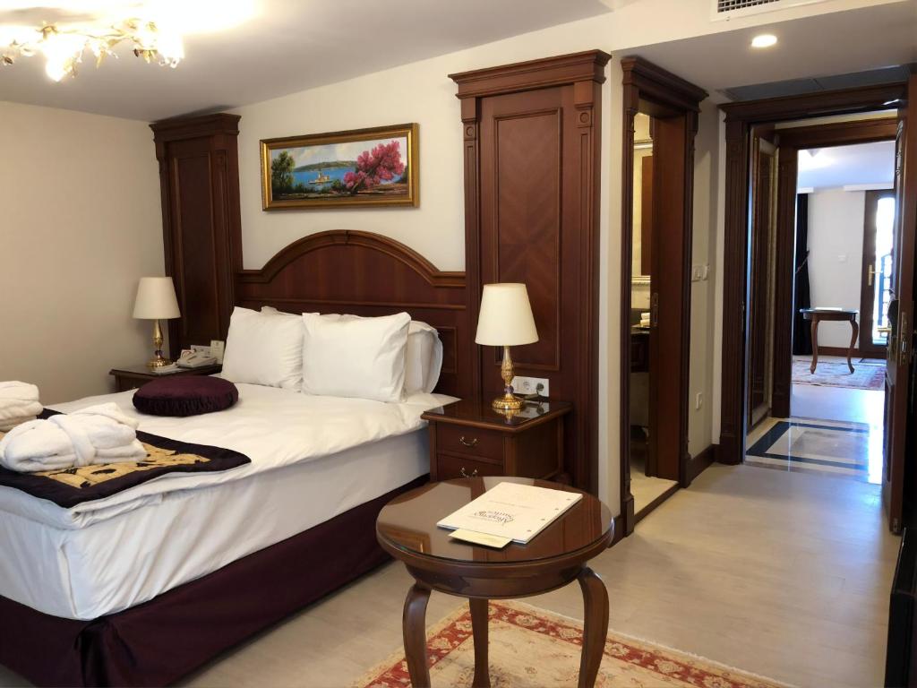 Postel nebo postele na pokoji v ubytování GLK PREMIER Regency Suites & Spa