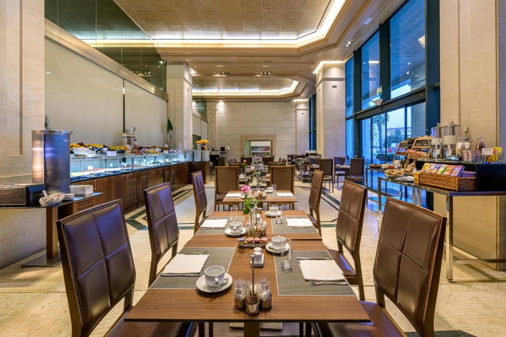Reštaurácia alebo iné gastronomické zariadenie v ubytovaní Las Arenas Balneario Resort