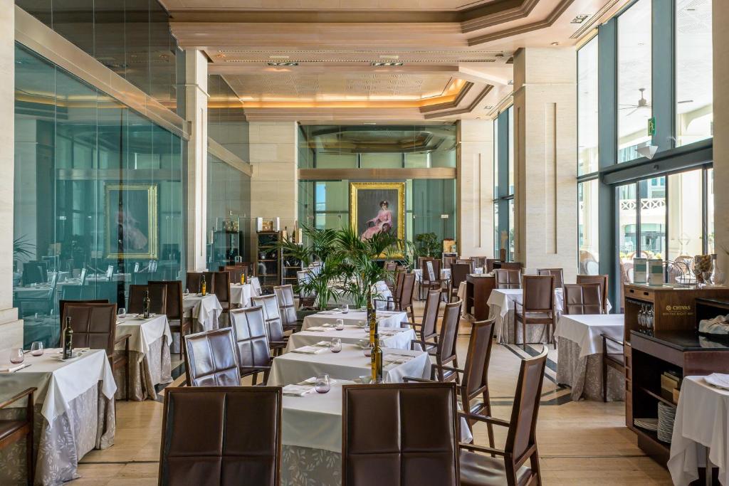Reštaurácia alebo iné gastronomické zariadenie v ubytovaní Las Arenas Balneario Resort