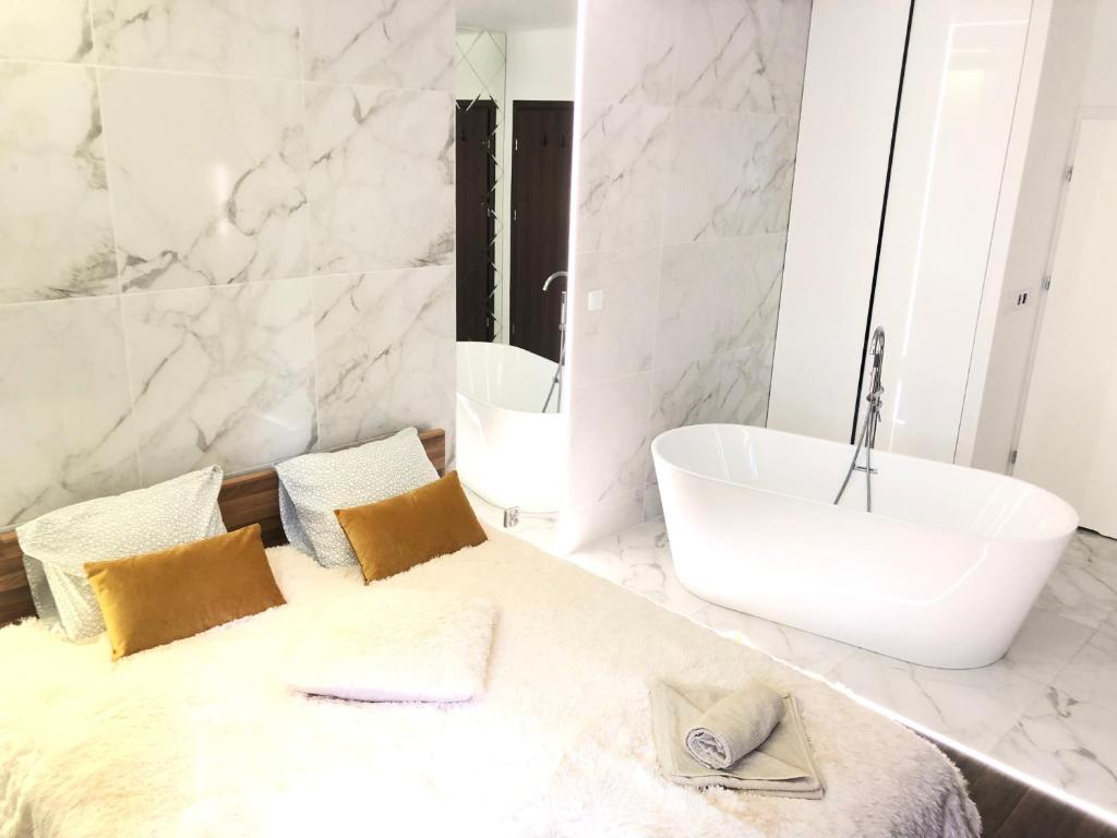 YOURAPART Chmielna Park Exclusive z Wanna wolnostojaca lub Jacuzzi - Superior Apartment With Bathtub