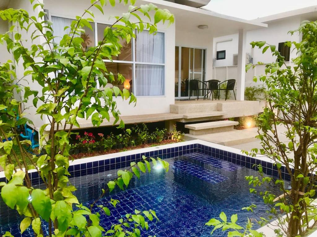 una piscina nel mezzo di un giardino alberato di 2 Bedroom Luxury Pool Villa Orchid short walk to Beach SDV002-By Samui Dream Villas a Mae Nam