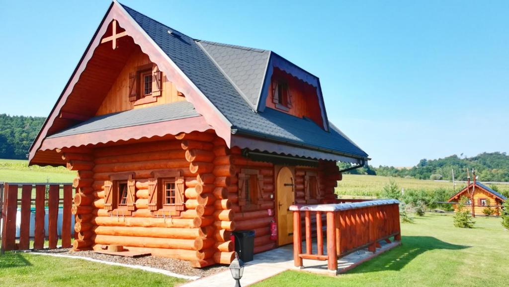 una cabaña de madera con techo de gambrel en Ubytovanie Koliba Pacho - Zrub Evka, en Prievidza