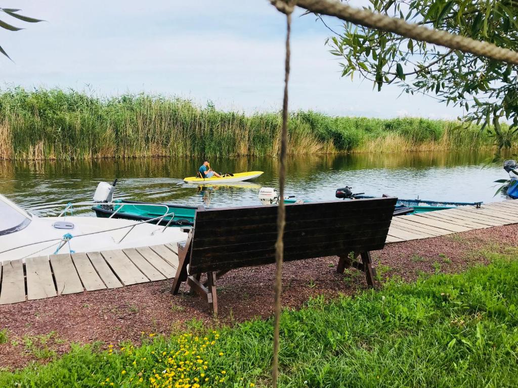 Výhled na řeku, která protéká v blízkosti rezortu