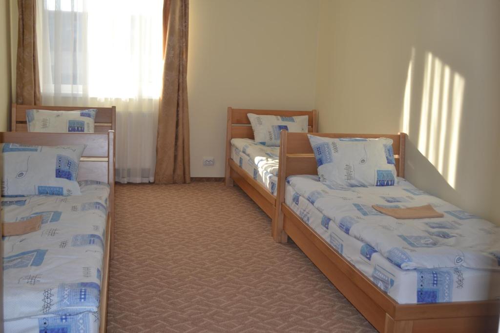 Zimmer mit 3 Betten in einem Zimmer in der Unterkunft Tonal in Mukatschewo