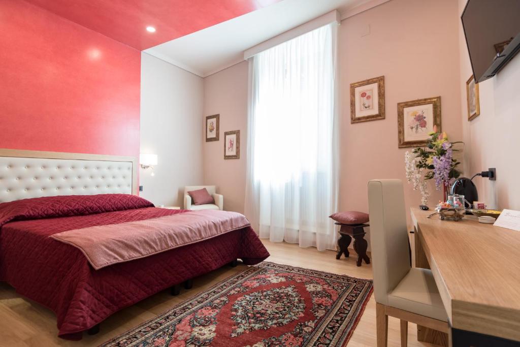 um quarto com uma cama e uma parede vermelha em Brunelli B&B em Assis