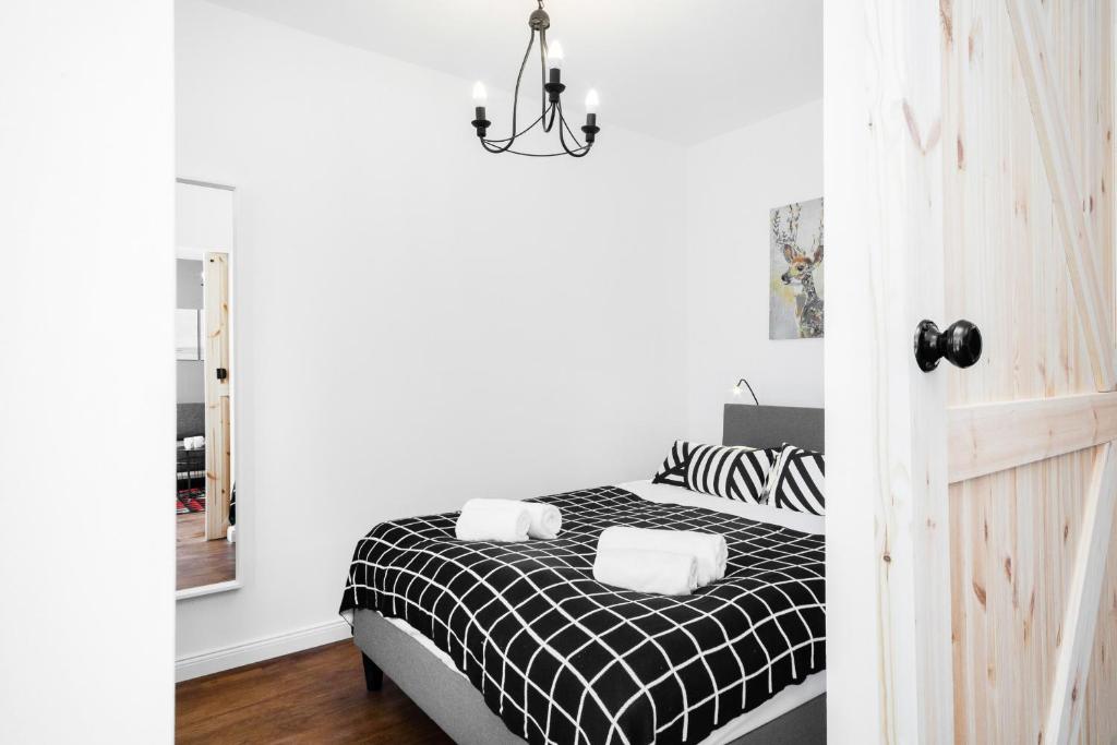 Posteľ alebo postele v izbe v ubytovaní First Central Apartments by Noclegi Renters