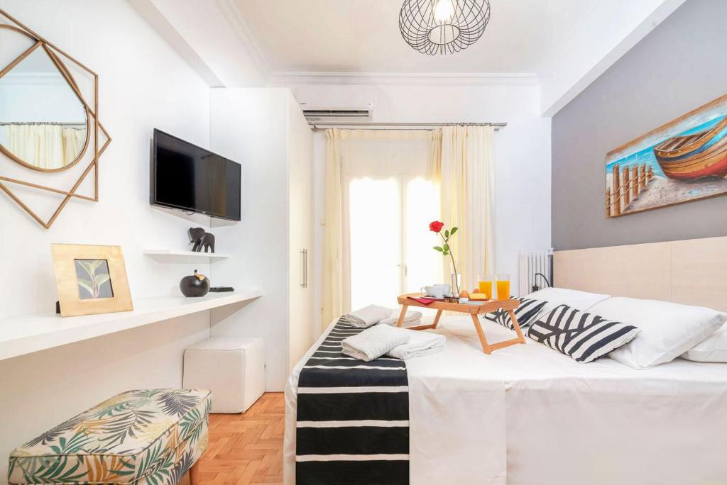 uma sala de estar com uma cama e uma mesa em Lyto by Heloni Apartments em Atenas