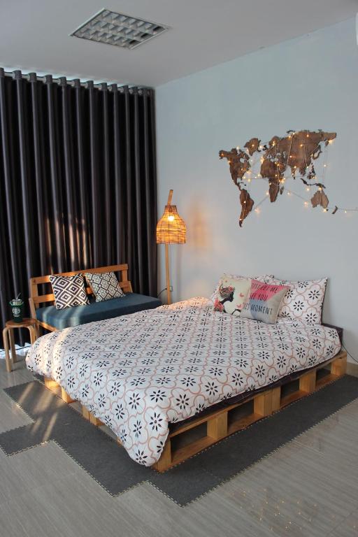 ein Schlafzimmer mit einem Bett und einem Baum an der Wand in der Unterkunft Amazing stay- homestay, city view, near center Hanoi, NK Cau Giay in Hanoi