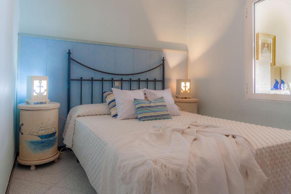 une chambre avec un grand lit et une tête de lit bleue dans l'établissement Casa en Primera Línea de Playa, à Oliva