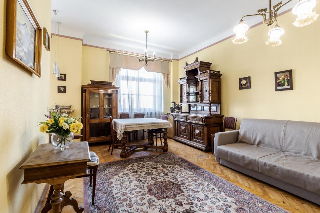 uma sala de estar com um sofá e uma mesa em George Apartment em Lviv