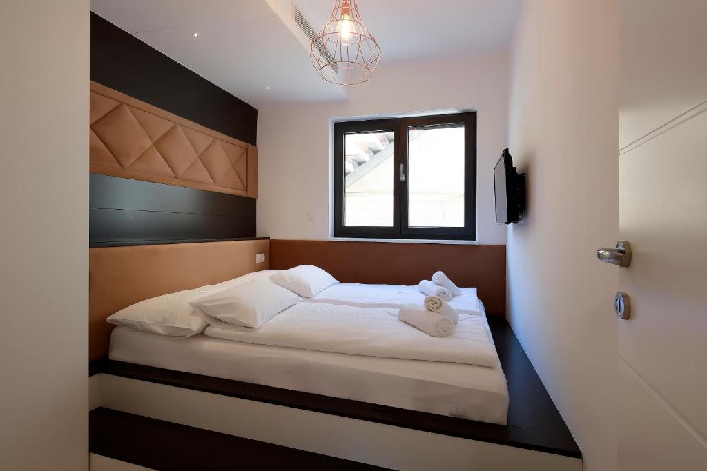 Llit o llits en una habitaci&oacute; de MODENA MARIS-heated pool-grill-relax-jacuzzi apartments