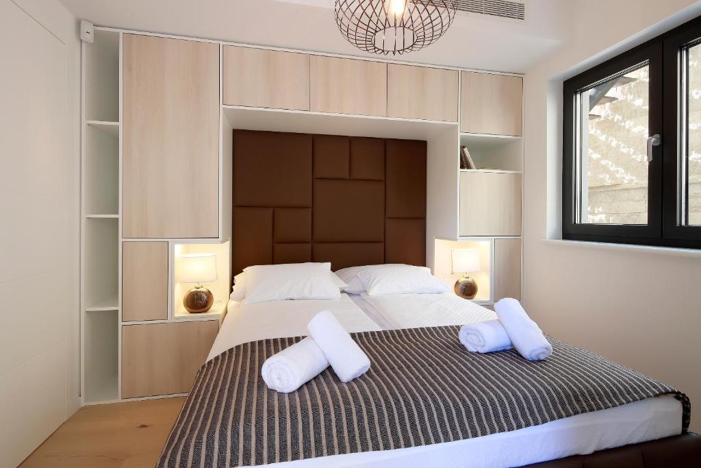 Posteľ alebo postele v izbe v ubytovaní MODENA MARIS-heated pool-grill-relax-jacuzzi apartments