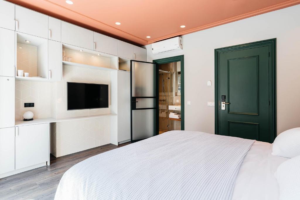 een slaapkamer met een bed en een flatscreen-tv bij Cozy Pillow in Utrecht