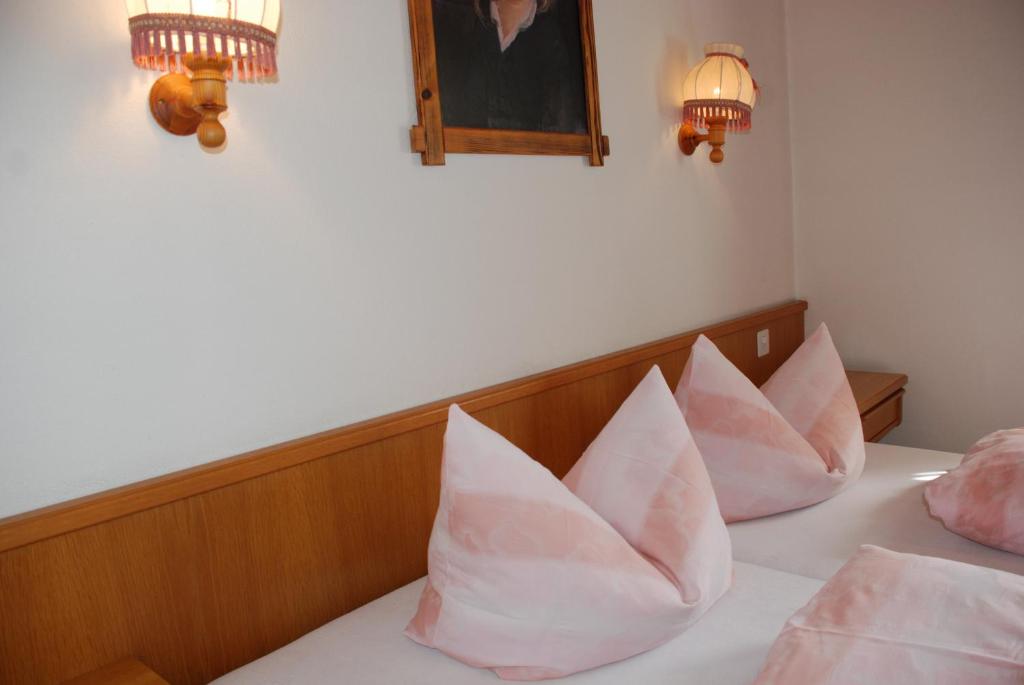 a bedroom with two beds with pink pillows at Appartment & Taxi Tirana in Samnaun