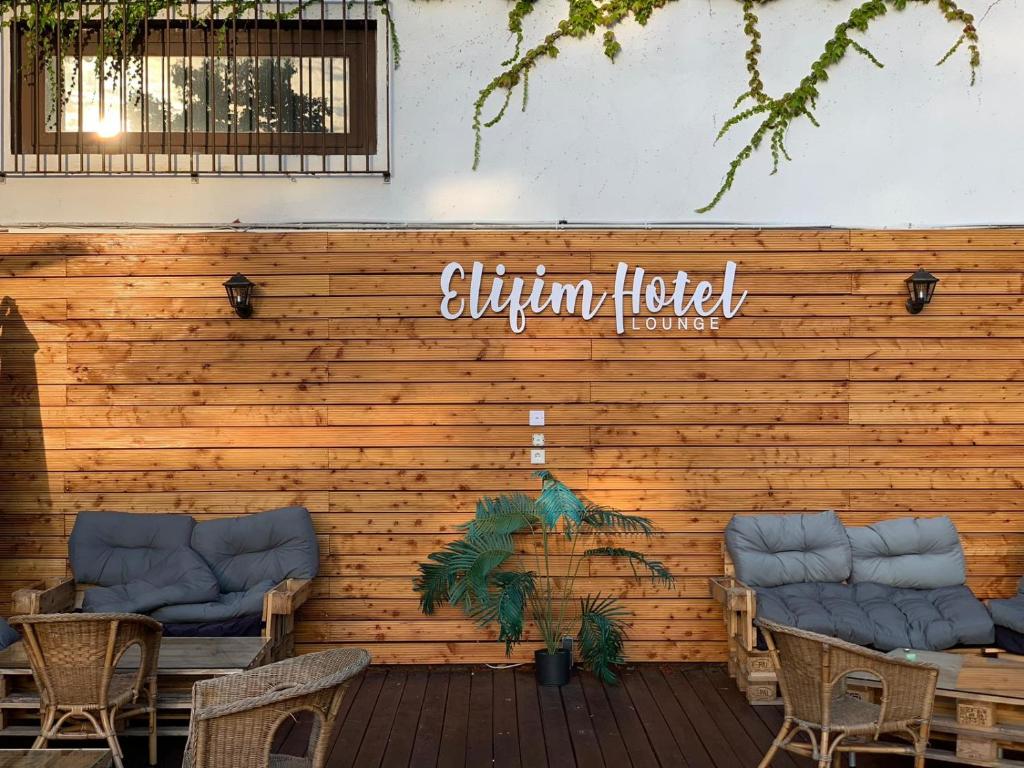 a wooden fence with chairs and a table on a patio at Elifim in Berlin