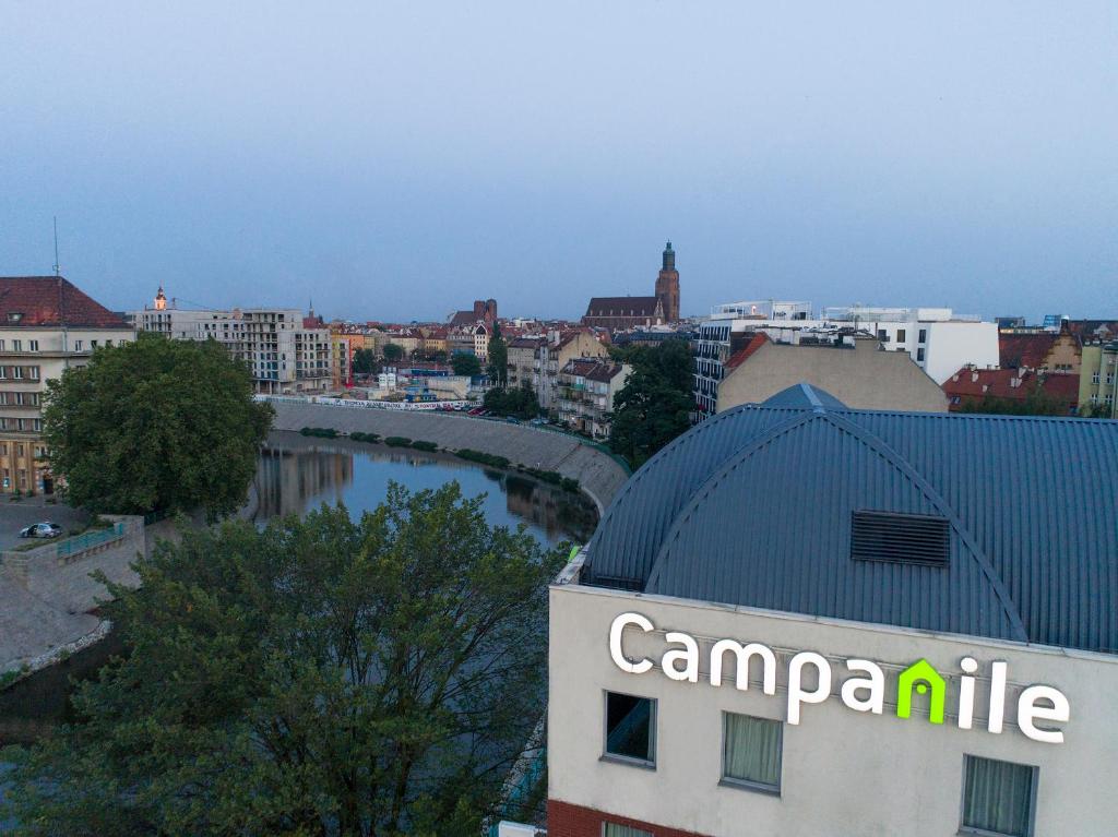 Nespecifikovaný výhled na destinaci Vratislav nebo výhled na město při pohledu z hotelu