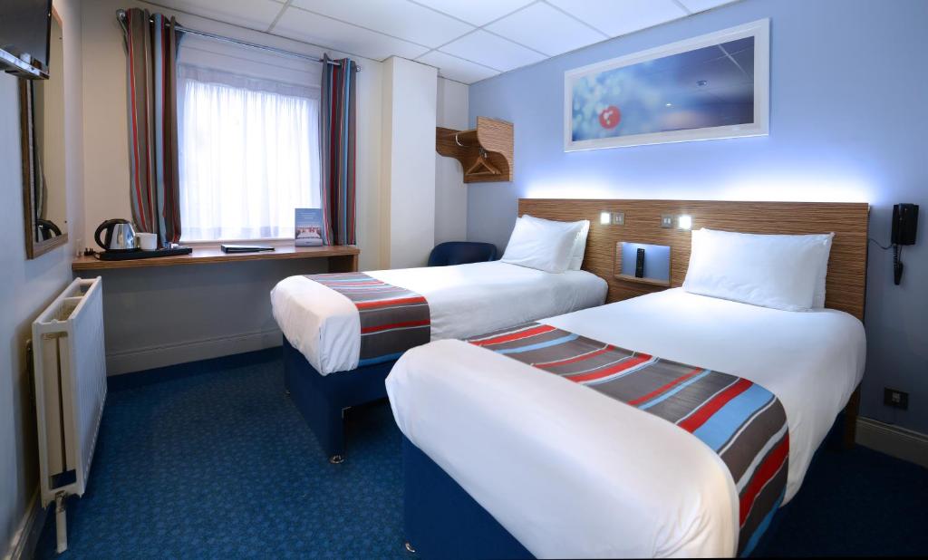 Letto o letti in una camera di Travelodge Dublin Airport North 'Swords'