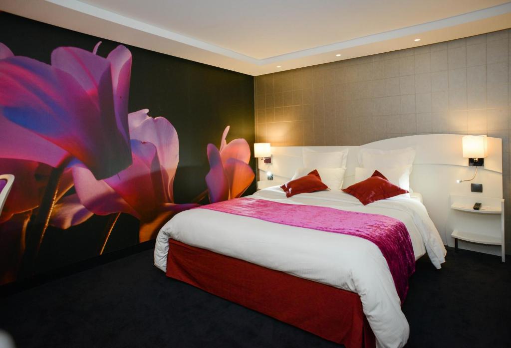 Llit o llits en una habitació de Logis Hôtel Restaurant Le Fruitier