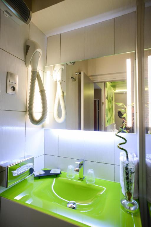 Kuchyň nebo kuchyňský kout v ubytování Logis Hôtel Restaurant Le Fruitier